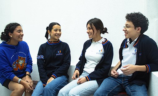 Alumnas platicando en la escuela