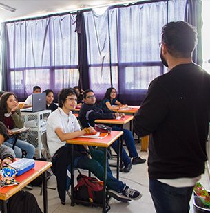 Un maestro dando clase a un grupo