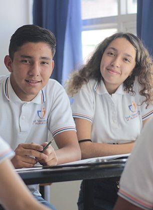 Dos compañeros sonriendo en el salón