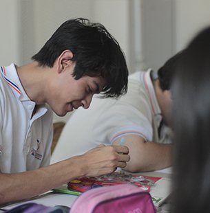 Alumno dibujando