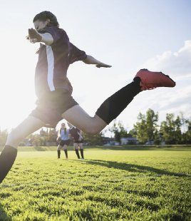 Jugadora de los Linces pateando el balón en la cancha