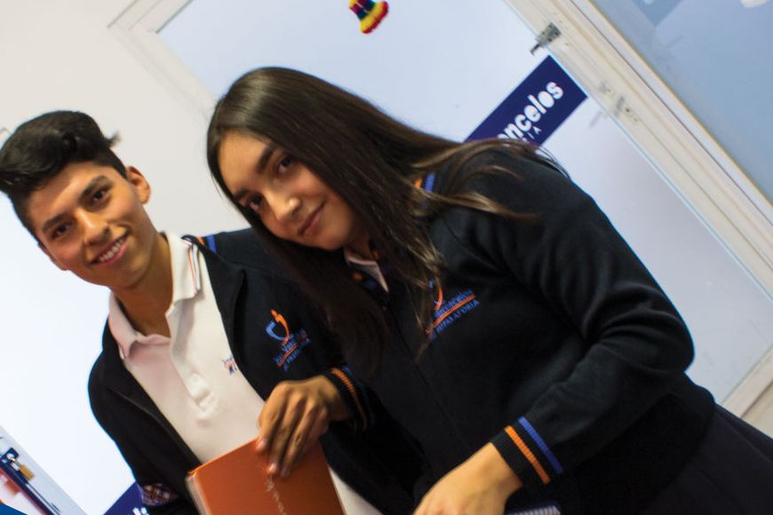 Un alumno y una alumna de la Vasconcelos con uniforme y cuadernos